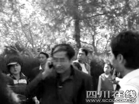 發(fā)帖者稱此為在現(xiàn)場用手機求助的副團長