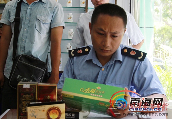 海南沃家福公司的大門被鎖頭反鎖著 (南海網(wǎng)記者陳望攝)
