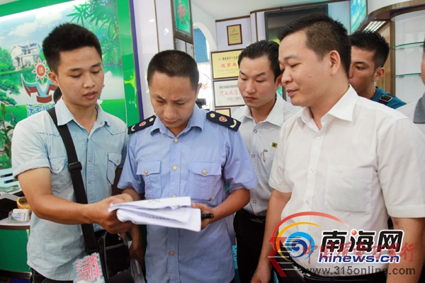 海南沃家福公司的大門被鎖頭反鎖著 (南海網(wǎng)記者陳望攝)
