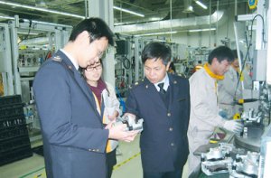 常熟局工作人員對(duì)汽車零部件企業(yè)現(xiàn)場(chǎng)檢驗(yàn)