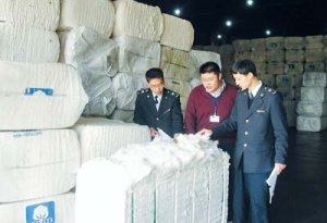 嘉興局工作人員對(duì)非洲進(jìn)口棉花進(jìn)行查驗(yàn)