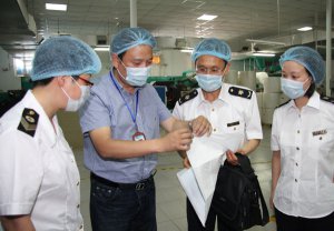 杭州檢驗(yàn)檢疫局聯(lián)合杭州市衛(wèi)生監(jiān)督所開展出口一次性衛(wèi)生用品企業(yè)