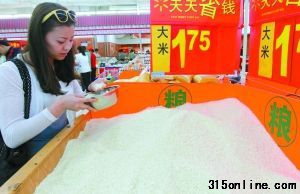 5月2日，沃爾瑪超市一顧客在選購(gòu)大米。目前，超市所售大米的標(biāo)簽上很少注明添加物。