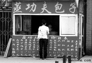 霍營(yíng)地鐵站附近這家包子店，使用不明香精調(diào)制包子餡料。