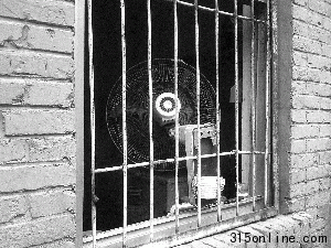 京廣橋附近一家掛著“蒸功夫”牌子的包子店，餡料加工點(diǎn)衛(wèi)生條件很差。