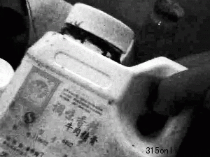 一家包子店餡料加工點(diǎn)使用的香精。