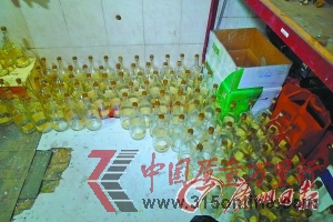 窩點(diǎn)內(nèi)查獲的空洋酒瓶。
