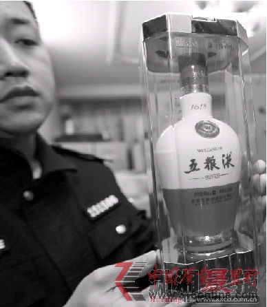 勾兌出一瓶500ML的假“水晶五糧液”成本只要46元。圖/記者韓敬宇