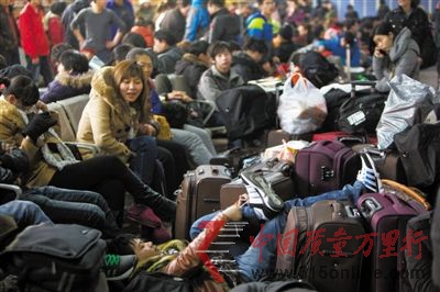 昨日，北京西站，大批旅客在候車室休息。當(dāng)日，西站發(fā)送旅客21.9萬人，達(dá)到今年春運(yùn)以來旅客發(fā)送最高峰。本報(bào)記者 周崗峰 攝