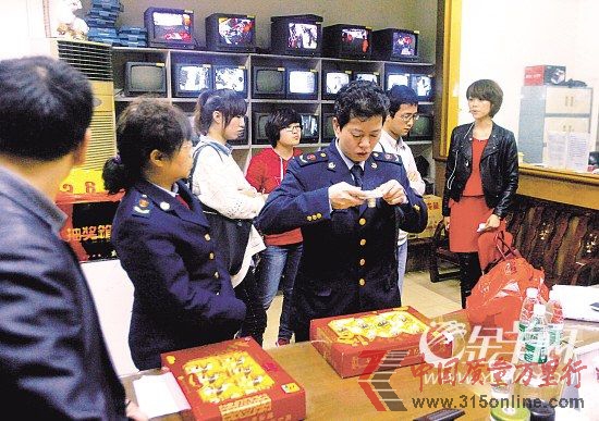 工商人員在超市調(diào)查取證。新快報記者 畢志毅/攝