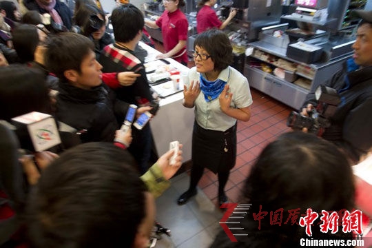 麥當勞北京三里屯店值班店長回答記者關(guān)于該店食品質(zhì)量的問題。圖片來源：東方IC