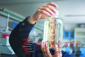 實驗室工作人員在監(jiān)測新生成的柴油是否達標。