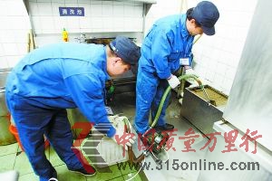 老崔和小顧佩戴胸牌穿著統(tǒng)一的藍色工服
