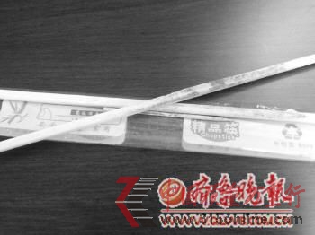 美食城商家提供的發(fā)霉“精品筷”。(圖片由陳小姐提供)