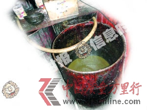 　　懷疑用來(lái)勾兌油的鐵桶十分骯臟，里面的油更是污濁不堪。