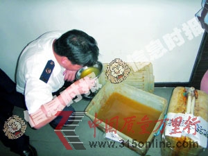　　在珠海市楚天酒樓查獲的菜油。