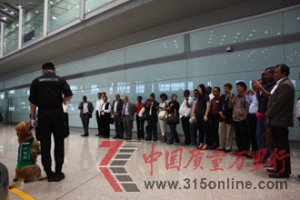 發(fā)展中國家進出口商品質(zhì)量檢驗官員到首都機場觀摩檢疫犬工作情況