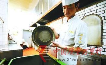 全聚德陷地溝油風(fēng)波:廢鴨油被轉(zhuǎn)賣做地溝油