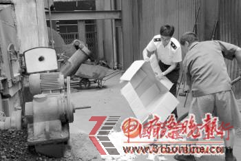 　　◤工作人員正在清點銷毀查獲的不合格嬰幼兒用品。　記者 孫芳芳 攝