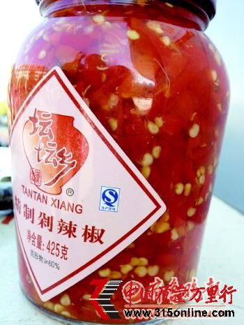 張先生買的問題剁椒,隔著透明玻璃可見一根細(xì)長黑發(fā)�！”緢笥浾摺钋唷z