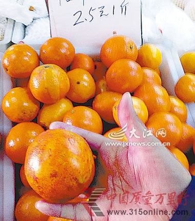 南昌小超市水果攤現(xiàn)染色橙子產(chǎn)地均來(lái)自外省