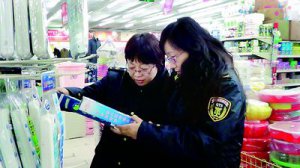 河北深州質(zhì)監(jiān)局對超市銷售的電器插座進行檢查