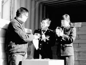 山東威海檢驗(yàn)檢疫局對進(jìn)口玻璃餐盒實(shí)施現(xiàn)場檢驗(yàn)